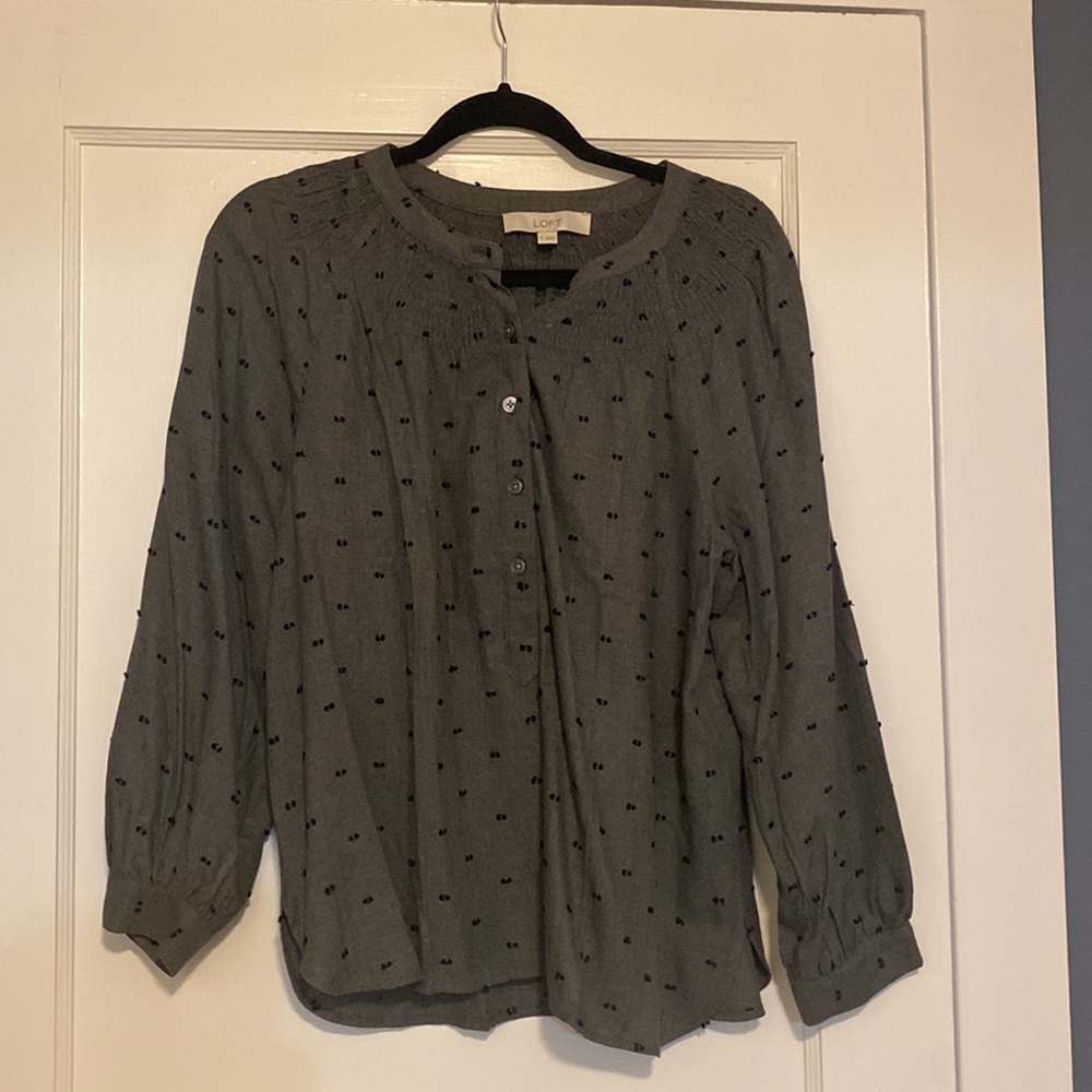 Ann Taylor loft V-neck 3/4 length sleeves. Never worn.